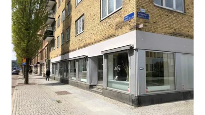 Butik/kontor med stora skyltfönster nära populära Odinsplatsen. Kontor, personalutrymmen, kök och mötesrum. Bra med f...