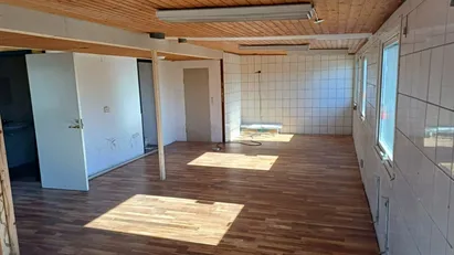 Öppen och ljus lokal med trevlig entre. Väl synlig i området. Lokalen kommer att renoveras innan ny hyresgäst tillträ...