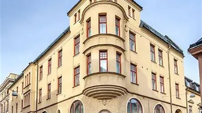 Butikslokal i hörnläge med stora skyltfönster i anrik fastighet/lokal