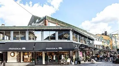 Butikslokal i absolut bästa läge (AAA). Effektiv butiksyta på markplan om 43 kvm med tillhörande lager och personalut...